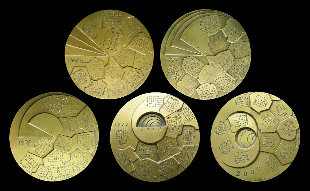Monnaie de Paris, atelier de gravure. Pour la collection générale, édition d’une suite de médailles calendaires « Géométrie Fractale » 1996 à 2000 / Plasticien J.C Meynard / Concepteur G.Bastianelli.