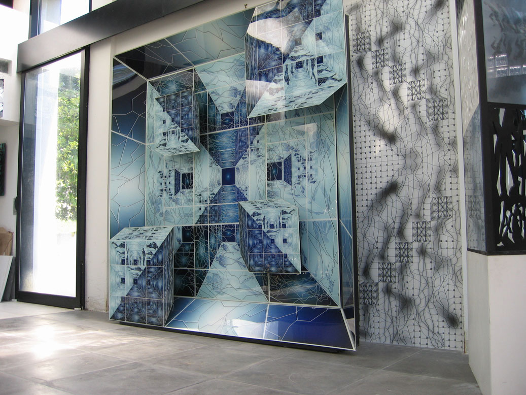 La Maison Fractale 1/ Architecture, impressions numériques sous plexiglas/ 240x240x60cm / Prise de vue dans l’atelier de l’artiste / 2005
